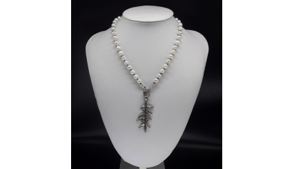 The Elegant Pearl Olive branch Necklace 